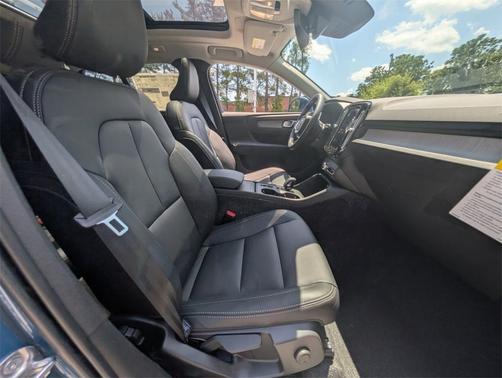 2025 Volvo XC40 B5 Core Bright Theme