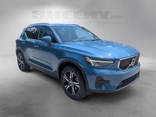 2025 Volvo XC40 B5 Core Bright Theme
