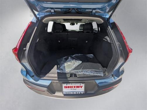 2025 Volvo XC40 B5 Core Bright Theme