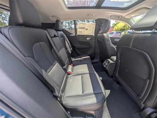 2025 Volvo XC40 B5 Core Bright Theme