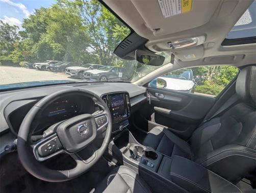 2025 Volvo XC40 B5 Core Bright Theme