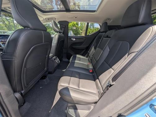 2025 Volvo XC40 B5 Core Bright Theme