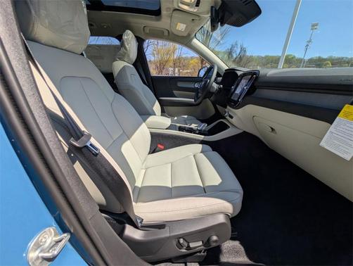 2025 Volvo XC40 B5 Plus Bright Theme