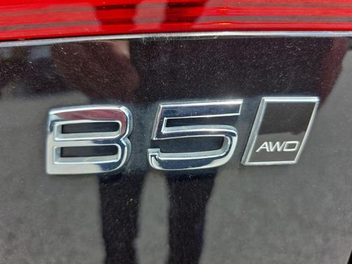 Onyx Black Metallic 2024 Volvo XC60 B5 Plus Dark Theme