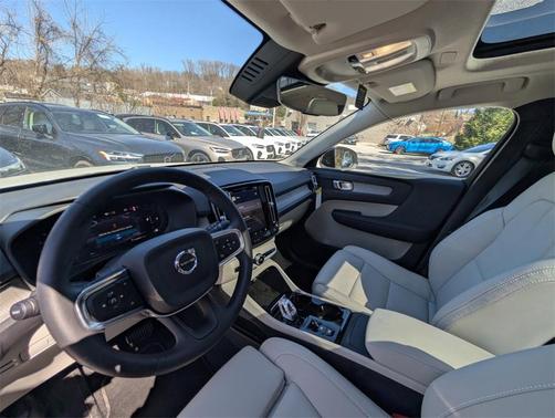 2025 Volvo XC40 B5 Plus Dark Theme