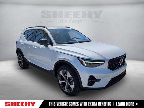 2025 Volvo XC40 B5 Plus Dark Theme