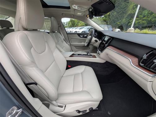 2022 Volvo S60 B5 Momentum