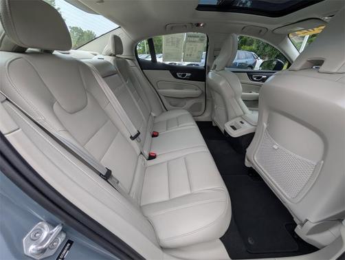 2022 Volvo S60 B5 Momentum