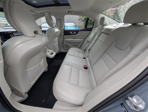 2022 Volvo S60 B5 Momentum