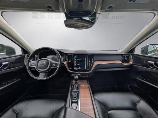 2021 Volvo XC60 T5 Momentum