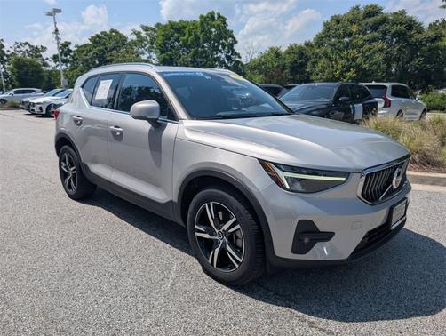 2025 Volvo XC40 B5 Core Bright Theme
