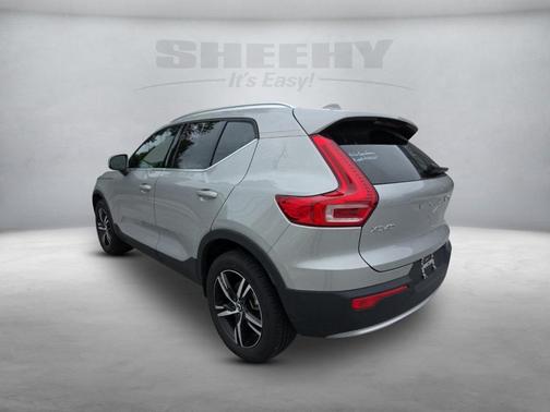 2025 Volvo XC40 B5 Core Bright Theme