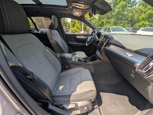 2025 Volvo XC40 B5 Core Bright Theme