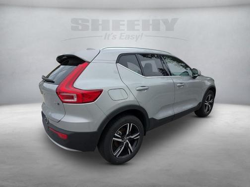 2025 Volvo XC40 B5 Core Bright Theme