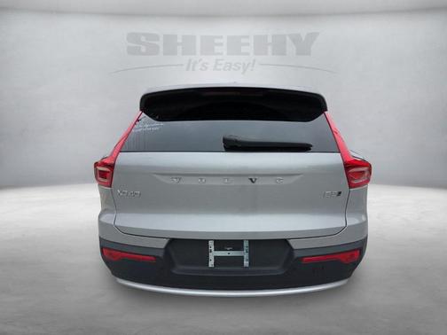 2025 Volvo XC40 B5 Core Bright Theme