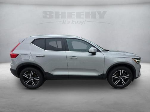 2025 Volvo XC40 B5 Core Bright Theme