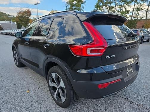 2023 Volvo XC40 B5 Plus Dark Theme