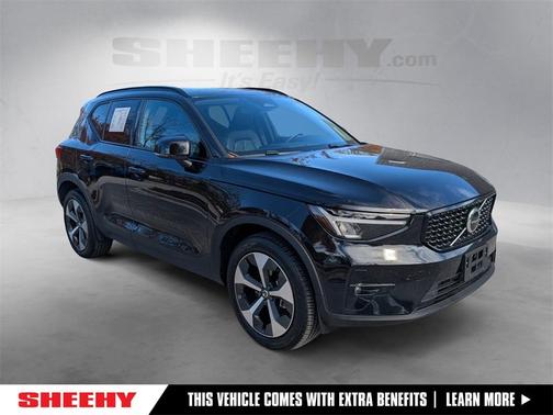 2023 Volvo XC40 B5 Plus Dark Theme