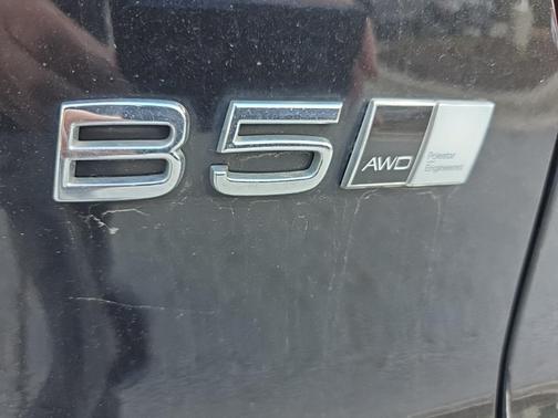 2023 Volvo XC40 B5 Plus Dark Theme
