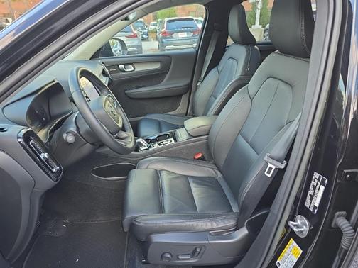 2023 Volvo XC40 B5 Plus Dark Theme