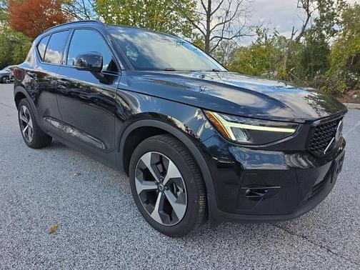 2023 Volvo XC40 B5 Plus Dark Theme