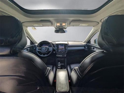 2023 Volvo XC40 B5 Plus Dark Theme