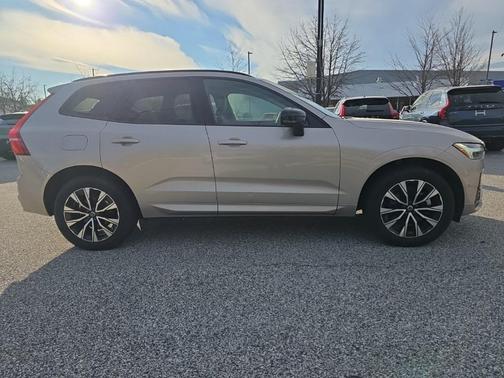 2025 Volvo XC60 B5 Plus