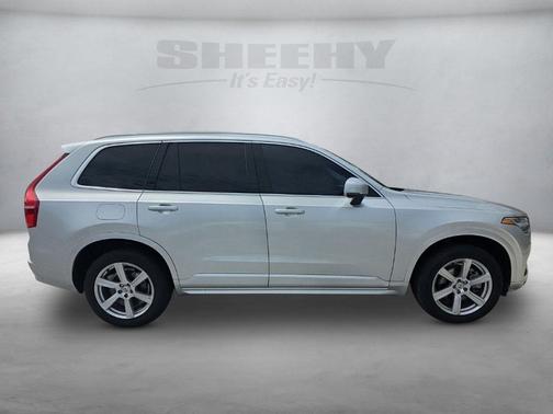 2022 Volvo XC90 T5 Momentum 7 Passenger