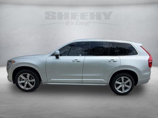 2022 Volvo XC90 T5 Momentum 7 Passenger