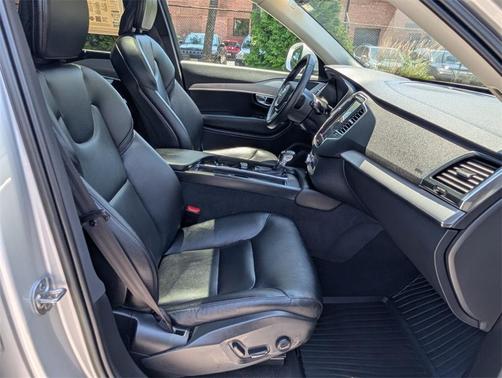 2022 Volvo XC90 T5 Momentum 7 Passenger