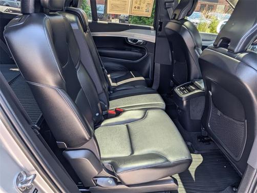 2022 Volvo XC90 T5 Momentum 7 Passenger
