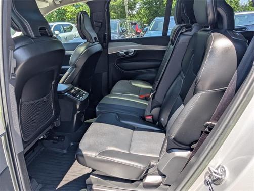 2022 Volvo XC90 T5 Momentum 7 Passenger