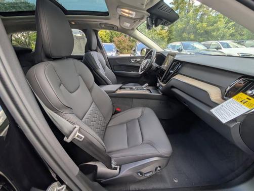 Onyx Black Metallic 2026 Volvo XC60 B5 Plus