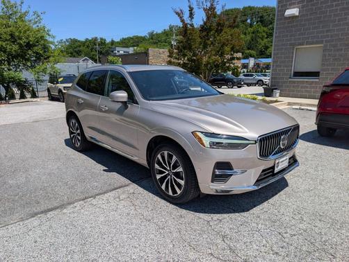 Bright 2023 Volvo XC60 B5 Plus Bright Theme