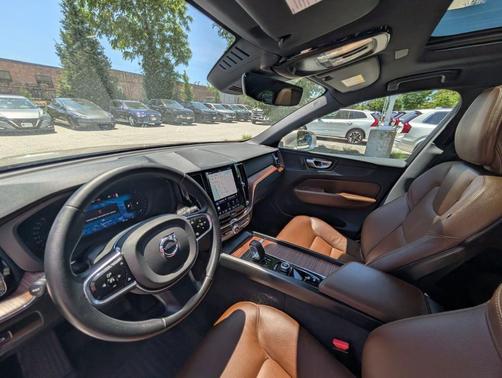Bright 2023 Volvo XC60 B5 Plus Bright Theme