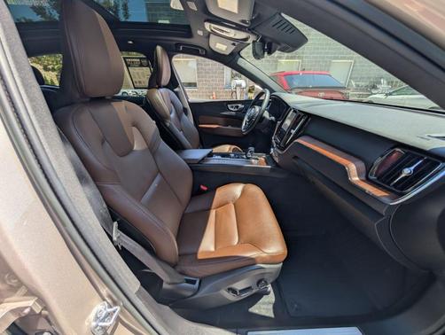 Bright 2023 Volvo XC60 B5 Plus Bright Theme