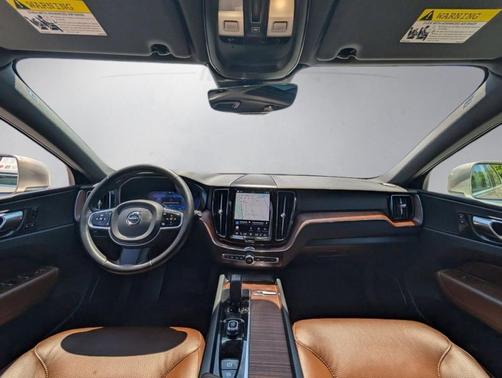 Bright 2023 Volvo XC60 B5 Plus Bright Theme