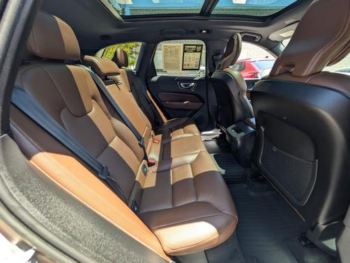Bright 2023 Volvo XC60 B5 Plus Bright Theme