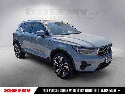 Metallic 2024 Volvo XC40 B5 Plus Bright Theme