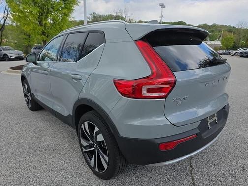 Metallic 2024 Volvo XC40 B5 Plus Bright Theme
