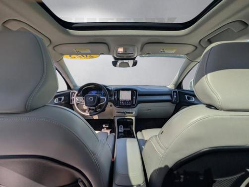 Metallic 2024 Volvo XC40 B5 Plus Bright Theme