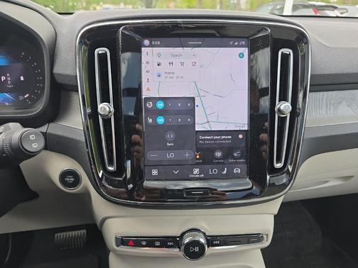 Metallic 2024 Volvo XC40 B5 Plus Bright Theme