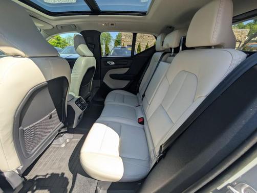 Metallic 2024 Volvo XC40 B5 Plus Bright Theme