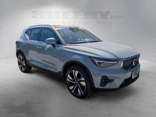 Metallic 2024 Volvo XC40 B5 Plus Bright Theme