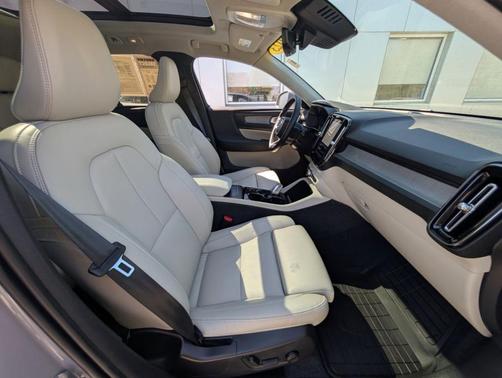 Metallic 2024 Volvo XC40 B5 Plus Bright Theme