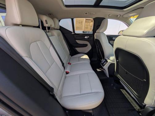Metallic 2024 Volvo XC40 B5 Plus Bright Theme