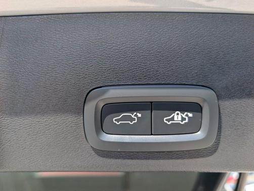 Metallic 2024 Volvo XC40 B5 Plus Bright Theme