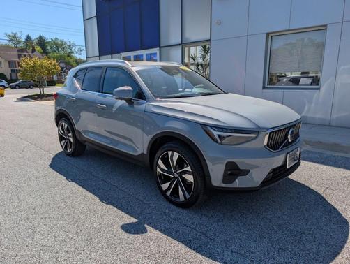 Metallic 2024 Volvo XC40 B5 Plus Bright Theme
