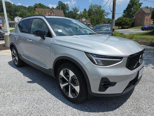 Silver 2023 Volvo XC40 B5 Plus Dark Theme