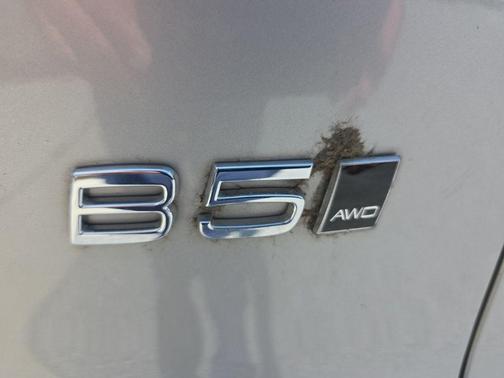 Silver 2023 Volvo XC40 B5 Plus Dark Theme